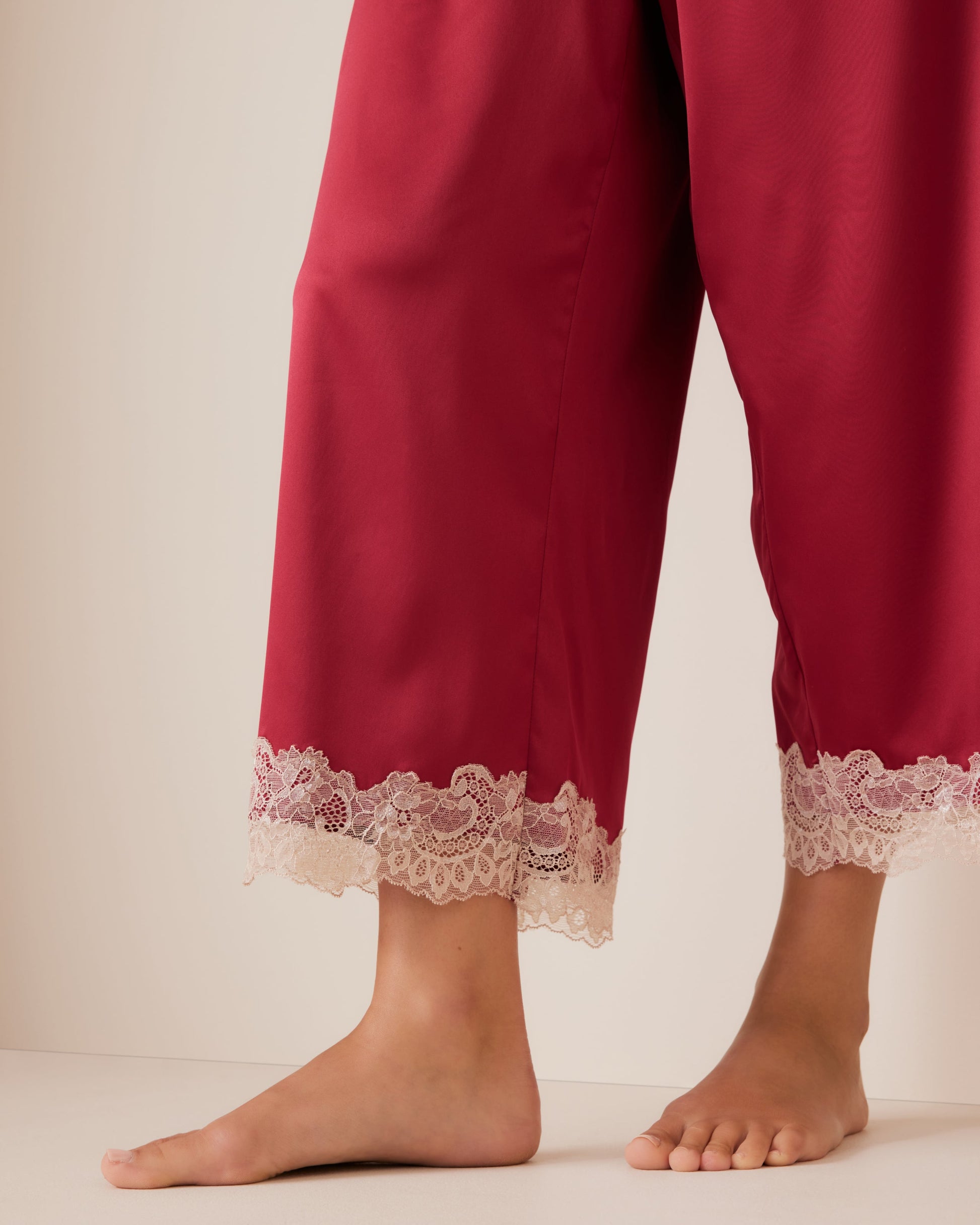 Ornate Lace Trim Cropped Pant